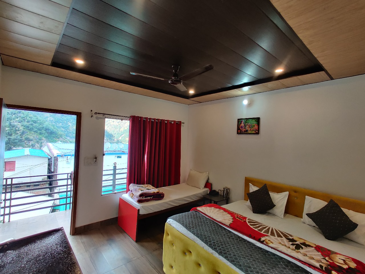 Luxury room in Himalayan Tourist Cottage